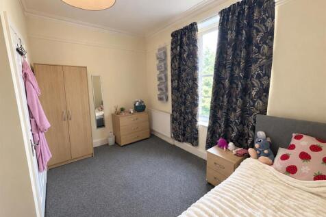 13 Broomgrove Crescent photo 5