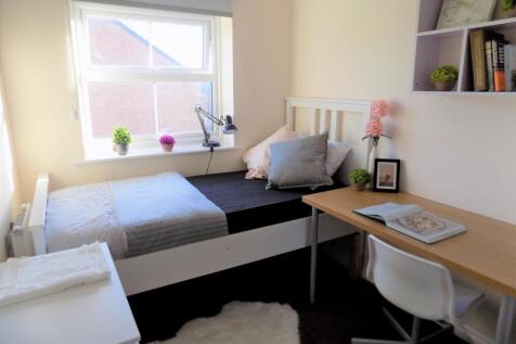 Bright, neatly styled single bedroom with a com...