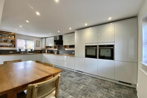 Kitchen/ Dining Room