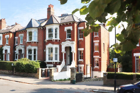 Two bedroom garden maisonette with studio/summer 