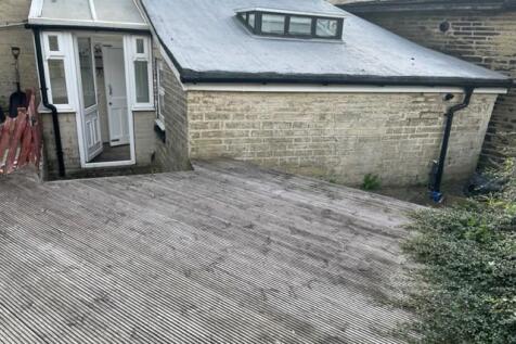 Rear Decked Area 2.jpg