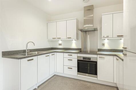 1-bed flat on Thames Street, Staines-upon-Thames, Surrey, TW18, £1,450/mo