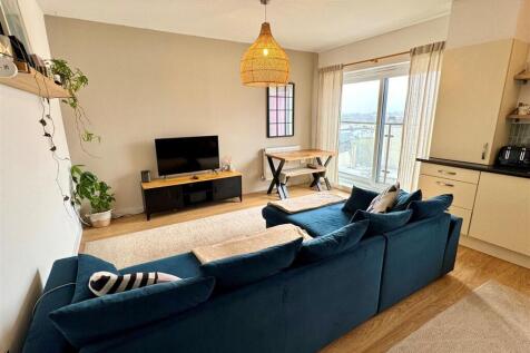 32 Astor Court Lounge