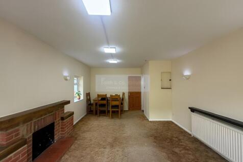 4-bed detached on Lane End Road, High Wycombe, Buckinghamshire, £2,250/mo