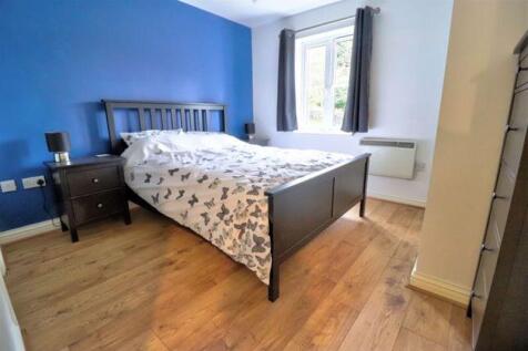 2 Bedroom flat Winton Road, Stratton  photo 4