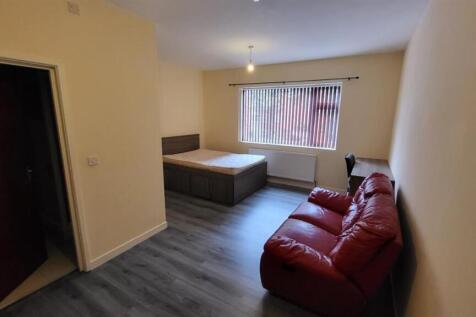 Bright, neatly presented double bedroom with a ...