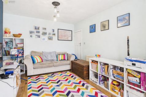 brightlivingroomwithcolourfulrug