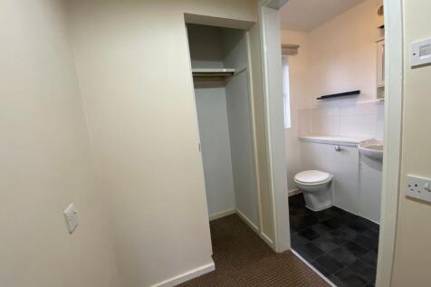 Hallway/built in wardrobe