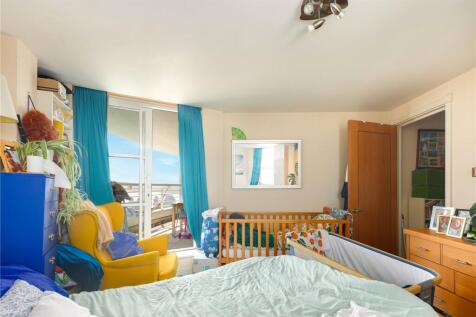 Barrier Point Road, London, E16 photo 4