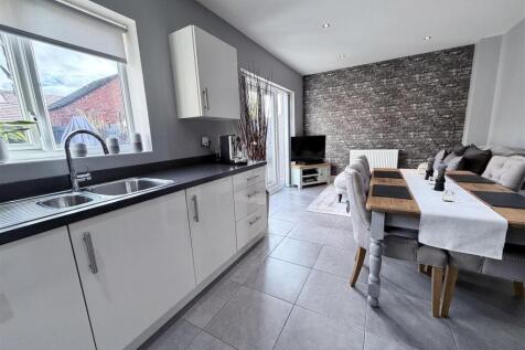 Spacious Dining Kitchen