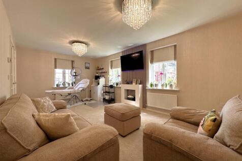 Dual-Aspect Living Room 752