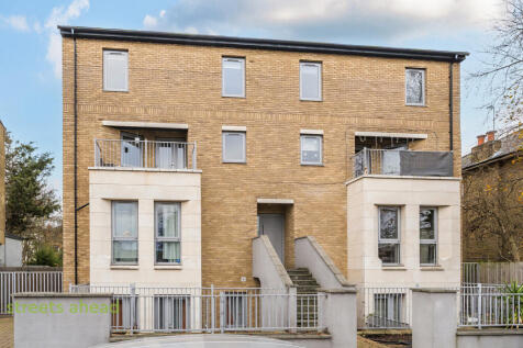 London, SE25 - property photo