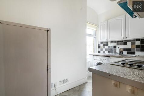 Chigwell Road, South Woodford, London, E18 photo 4