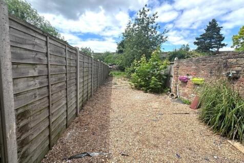 Private gravel garden with mature planting, tim...