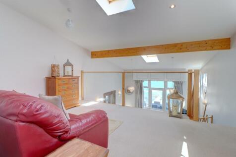 Upper Level Sitting Area .1.jpg