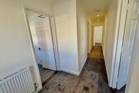Flat A, 50 Victoria Road photo 4