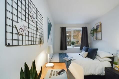 A bright and tidy double bedroom with stylish d...