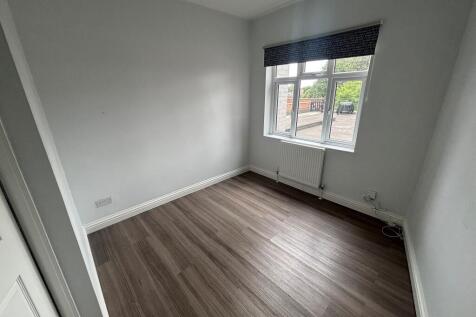 High Street, Hornchurch, RM12 photo 4