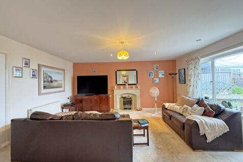 Briarleigh Close 20 - Lounge Front.jpg