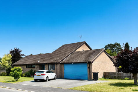 four bedroom detached chalet house with double ga
