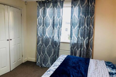 3 bed 2 bath house for rent in Forest Gate E7.