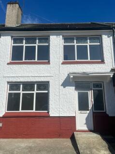 Spacious 4-Bedroom Terraced House with Driveway �