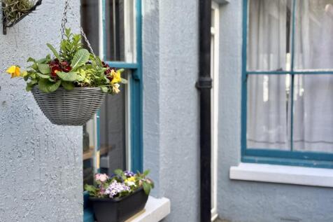 Sunny Courtyard Garden