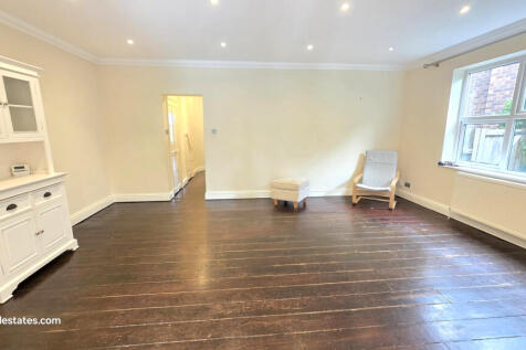 Spacious 2 Bedroom Garden Flat