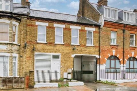 2-bed flat on Plough Road, London, £2,750/mo