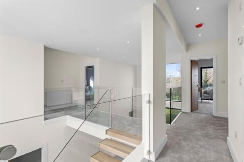 FIRST FLOOR GALLERIED LANDING