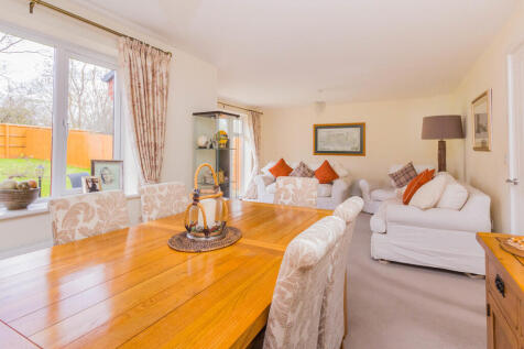 Lounge/Dining Roo...