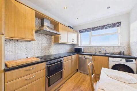 2-bed house on Edgell Road, Staines-upon-Thames, Surrey, TW18, £1,650/mo