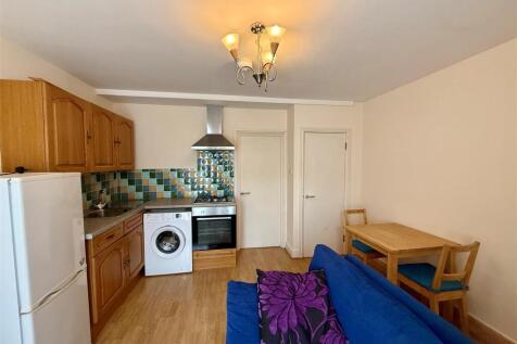1-bed flat on Allensbank Road, Heath, £850/mo