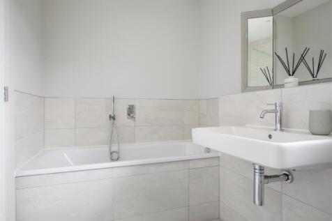 Spacious En-Suite bathroom