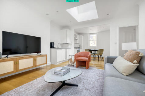 lounge w/skylight