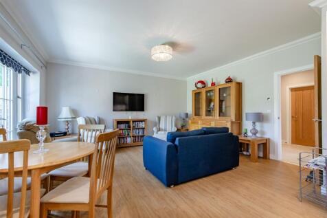 Lounge/Dining/Kitchen Area