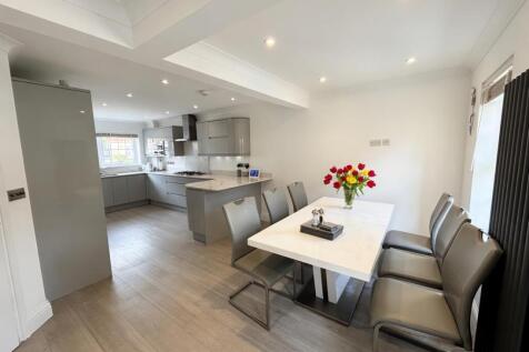 Modern Fitted Kitchen/Diner