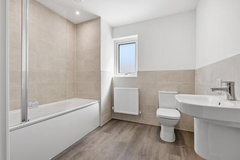 The family bathroom is spacious, great for bath time