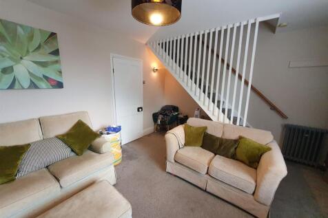 Lounge to stairs.jpg