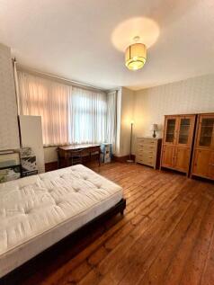 A Spacious &amp; Recently Decorated 2-Bedroom Ground 