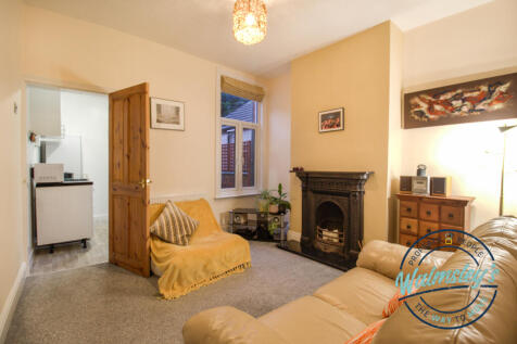 Rear sitting towards kitchen