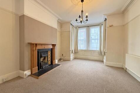 Kingswood Park Avenue 46 - Lounge FP.jpg