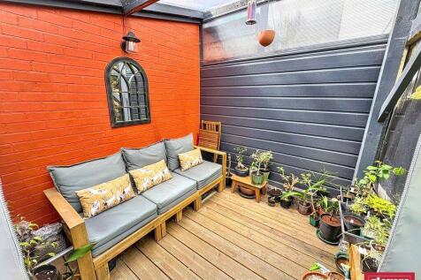 COVERED AREA IN THE BACK GARDEN