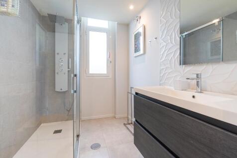 En-suite bathroom