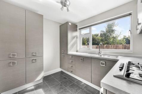 2-bed flat on Station Way, Buckhurst Hill, IG9, £1,695/mo