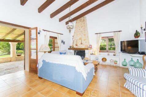 BEAUTIFUL VILLA WITH HOLIDAY RENTAL LICENSE FOR SALE IN POLLENSA