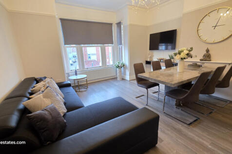 KITCHEN / LOUNGE