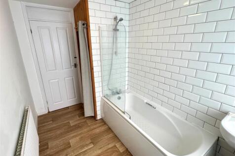 4 Riverside Court Bathroom