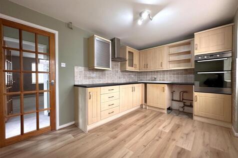Spacious Dining Kitchen 746
