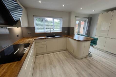 Fully Fitted Breakfast Kitchen